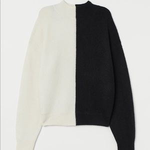 H&M Mock Neck TwoToned Sweater 🖤🤍🖤🤍